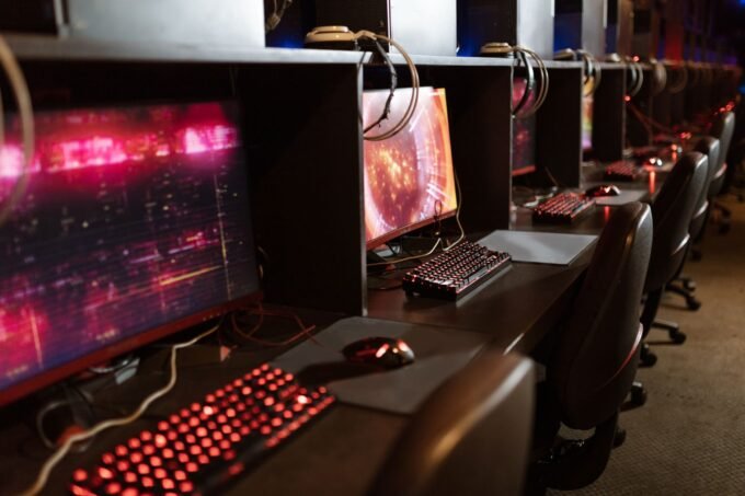 Esports alanında yan yana kurulmuş yüksek performanslı oyun bilgisayarları