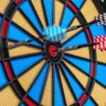 Profesyonel dart tahtasında hedefe saplanmış dart okları