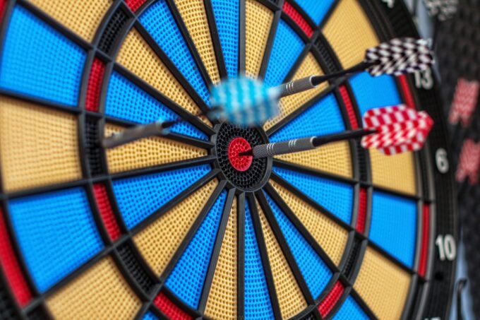 Profesyonel dart tahtasında hedefe saplanmış dart okları